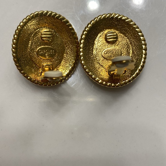 Vintage Carolee gold tone black enamel faux Pearl butting clip on earrings - Picture 3 of 6